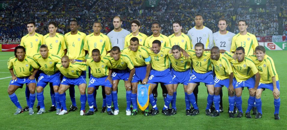 Dois Jogadores De Futebol Correndo E Dando Pontapés. Jogadores De