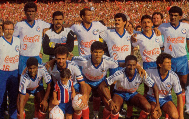 Meia do Bahia publica foto com jogador que provocou a torcida do