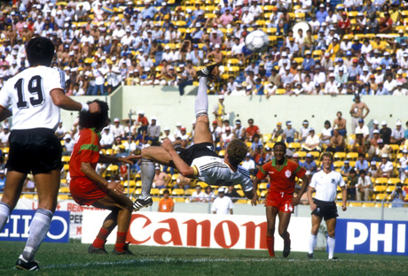 Contra Marrocos, em 1986, Rummenigge tentou até bicicleta.