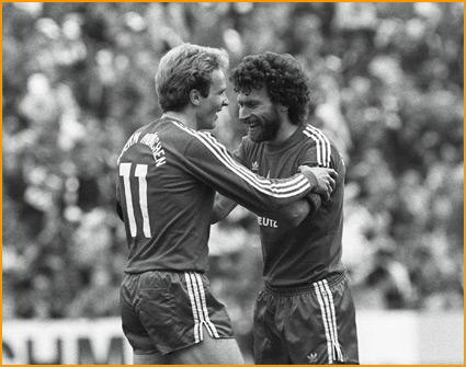 Rummenigge e Paul Breitner: ícones do Bayern no começo dos anos 80.