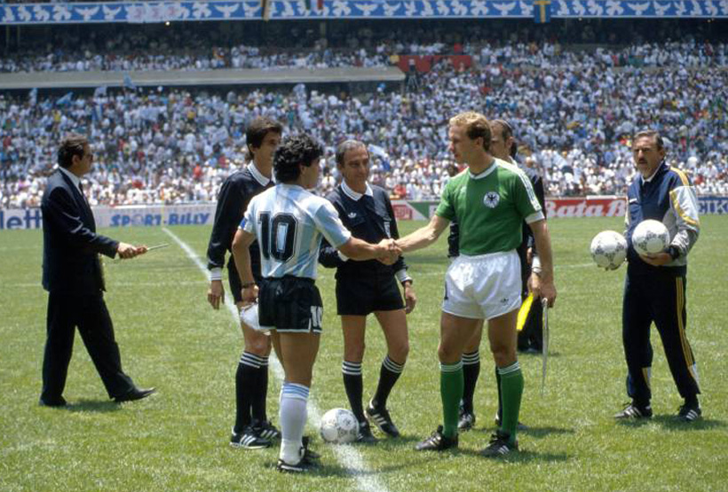 Lendas em campo: Maradona e Rummenigge.