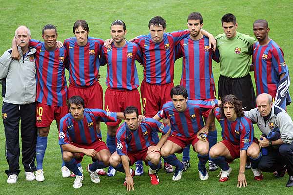 Ronaldinho Gaúcho dribla fã que invadiu o campo em jogo do Barça