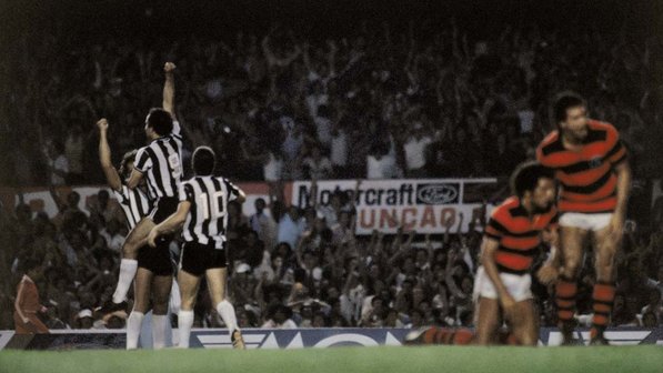 Reinaldo, craque maior do Galo, silencia momentaneamente a massa rubro-negra.