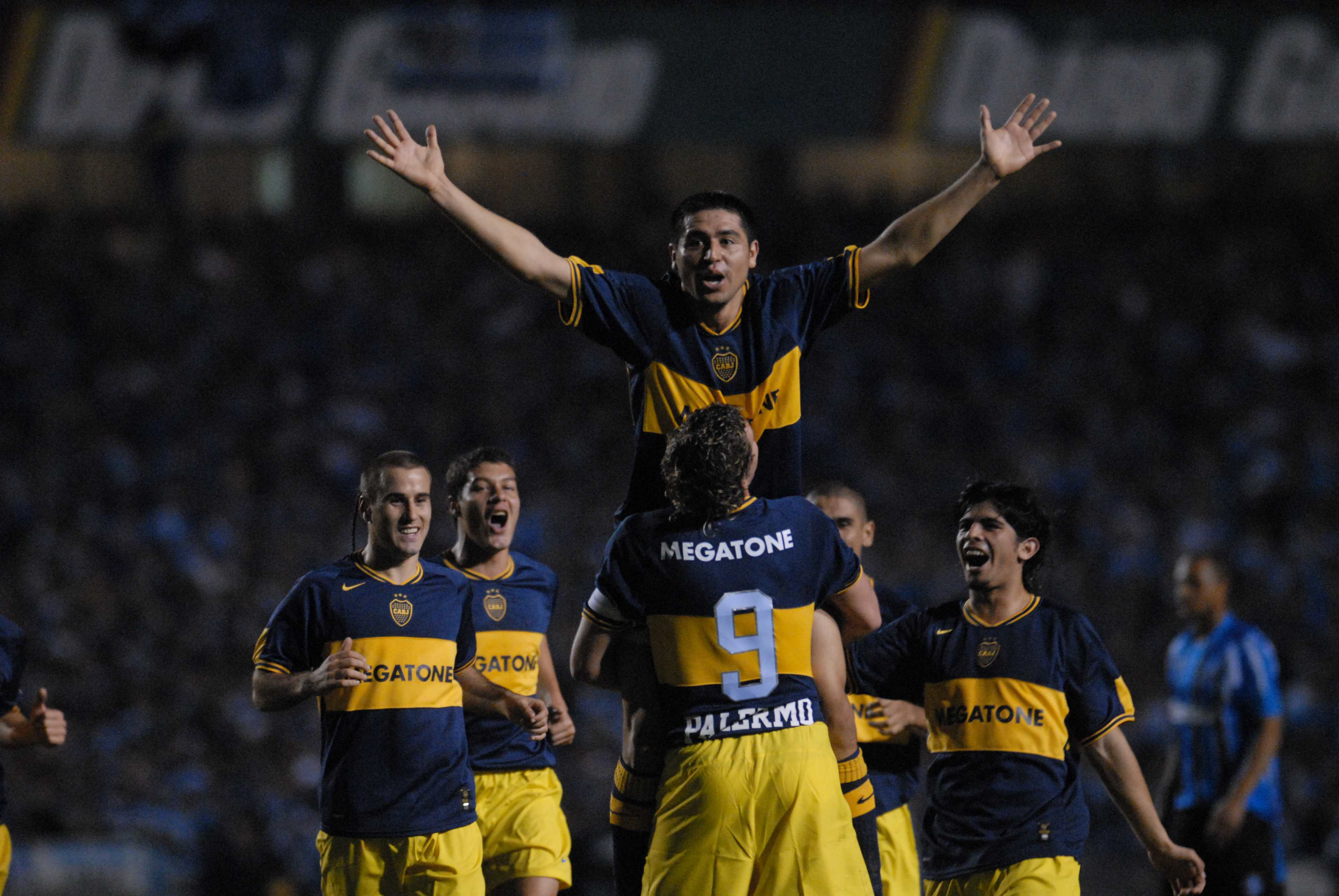 Бока хуниорс велес. Бока Хуниорс 2000. Palacio boca Juniors. Roman boca Juniors.