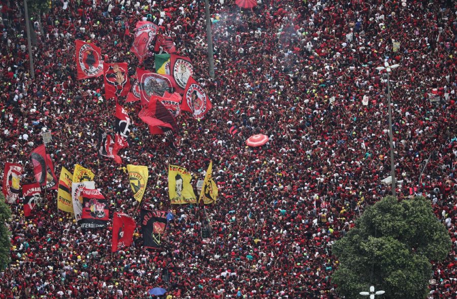 Isla chega ao Rio e é recebido pela torcida do Flamengo