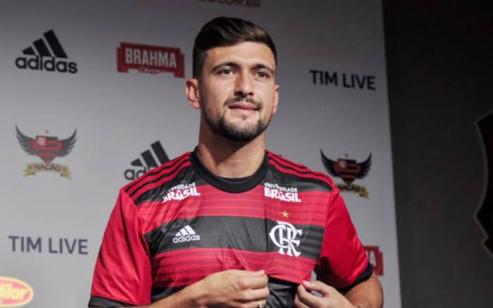 Lateral da seleção chilena contratado pelo Flamengo, Isla chega no Rio de  Janeiro - Notícias - Galáticos Online