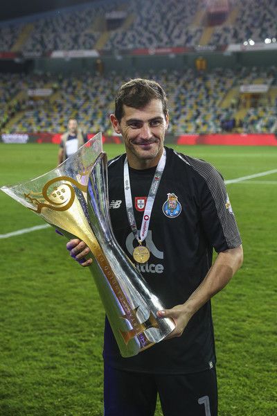 Casillas recebeu o troféu da IFFHS como melhor goleiro do Mundo de 2012.