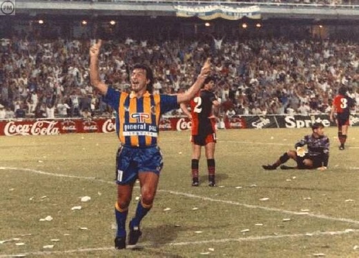 File:Mario Kempes (Rosario Central) - El Gráfico 2882.jpg