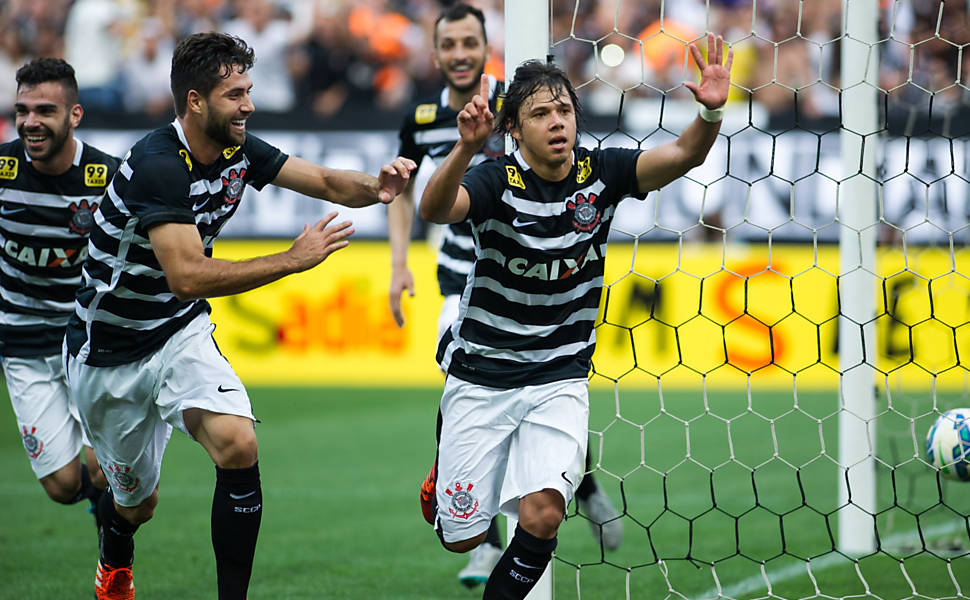 SÃO PAULO, SP - 05.03.2022: SÃO PAULO FC X CORINTHIANS - Cassio of  Corinthians and Eder of São Paulo FC during a match between São Paulo FC x  Corinthians valid for the