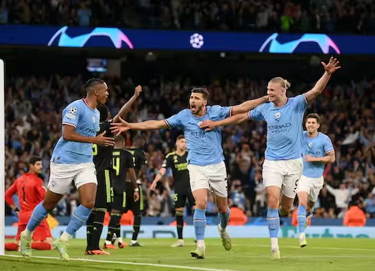 Manchester City sai atrás no placar, mas busca empate com o West