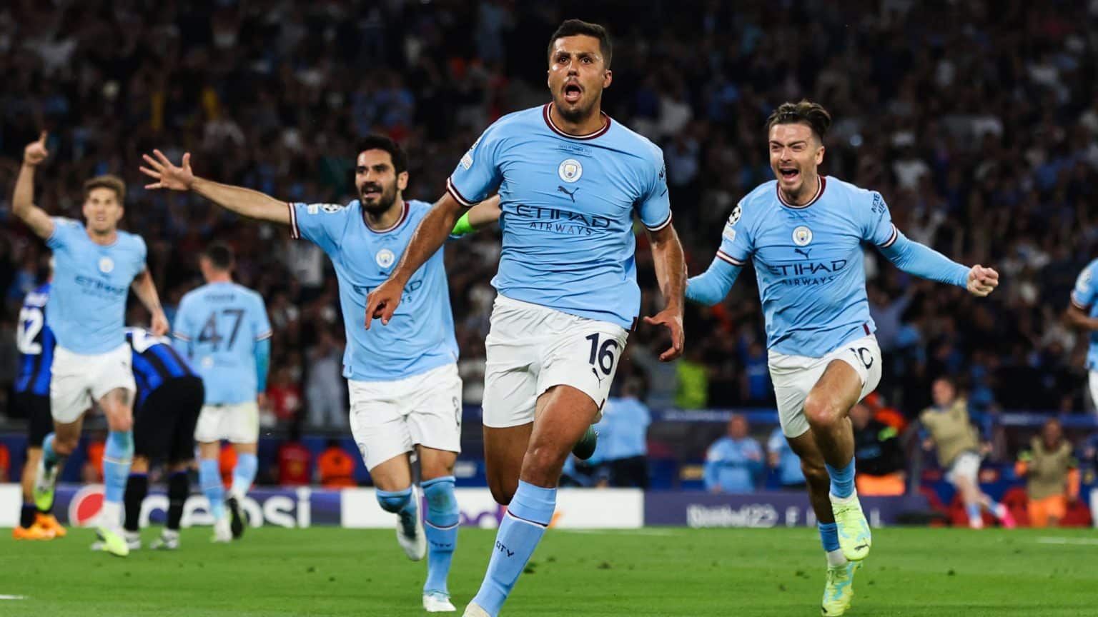 Manchester City sai atrás no placar, mas busca empate com o West