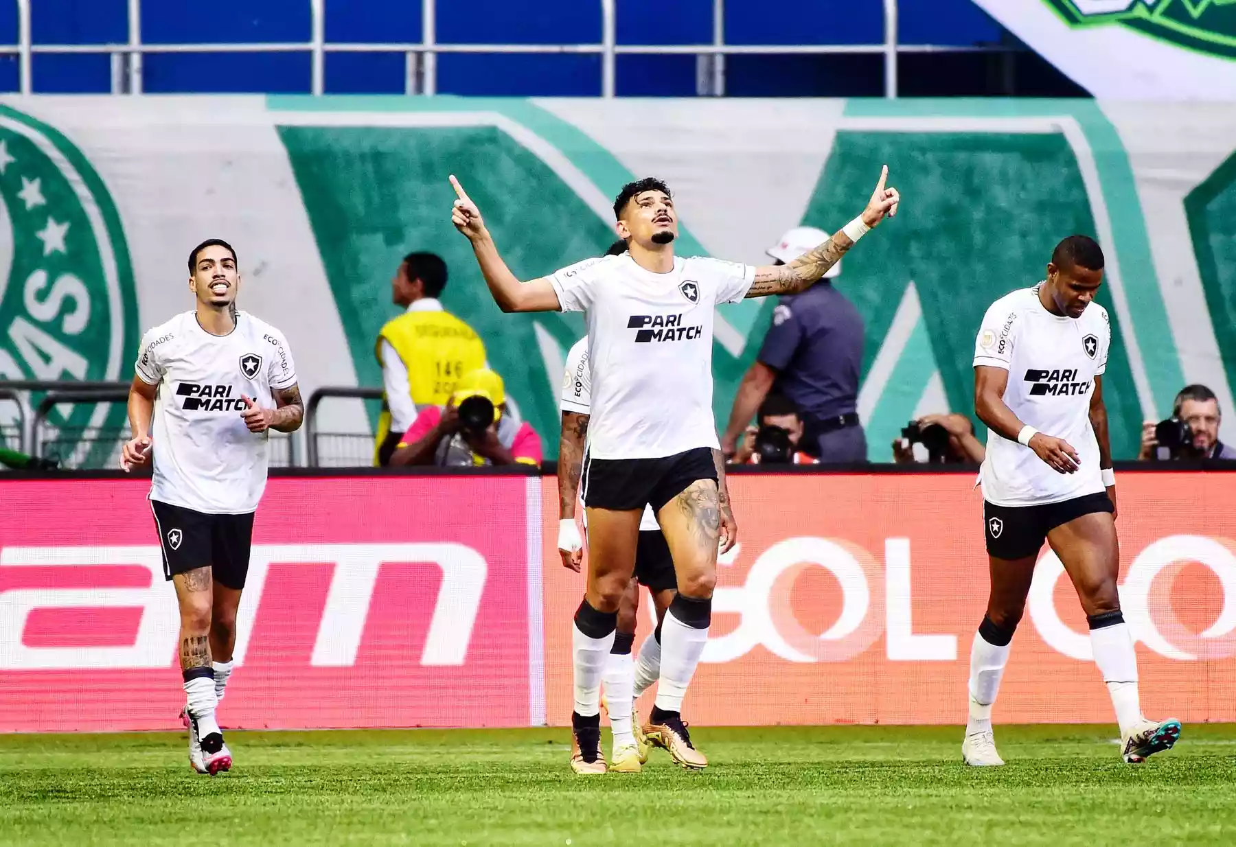 Palmeiras reverte 3 a 0 e vira sobre o Botafogo em jogo histórico