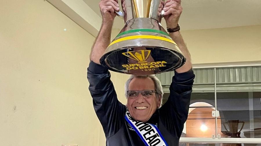 Supercopa Rei - Por uma nova (e longeva) era 3 mazaropi ex goleiro do gremio ergue replica de taca da supercopa