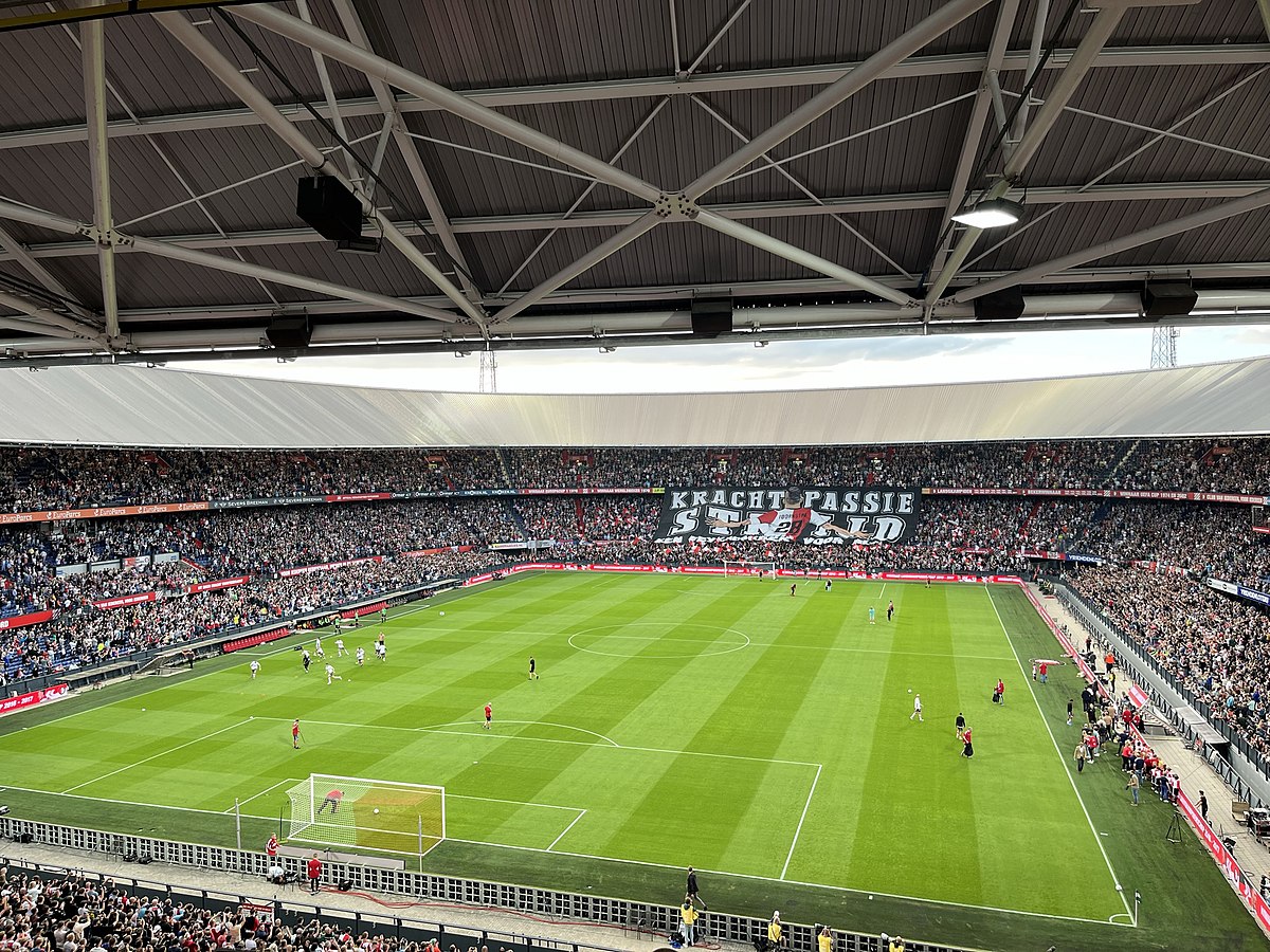 De Kuip - O Caldeirão de Roterdã 22 Feyenoord Rotterdams De Kuip stadium in 2022 before a match against FC Emmen