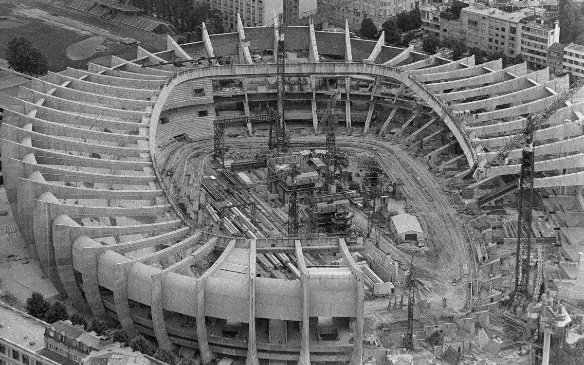 Parque dos Príncipes - Ícone de Paris 9 Construction du Parc des Princes. Paris XVIeme arr. 1972. Jacques Cuinieres Roger Viollet