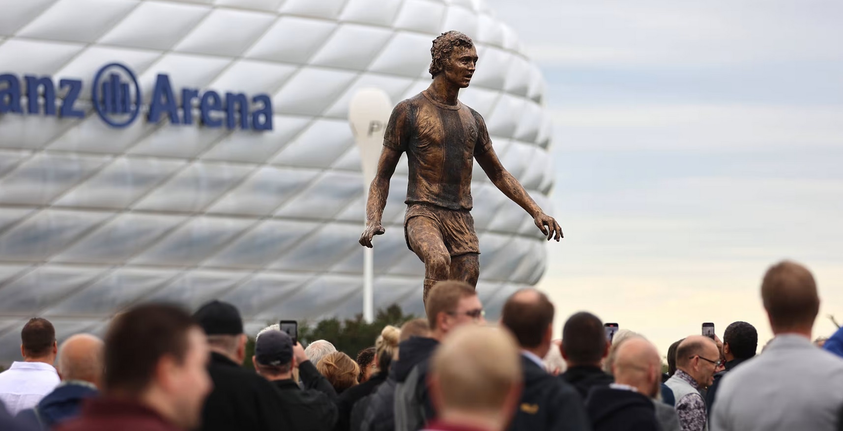 Estátua Beckenbauer em frente à Allianz Arena
