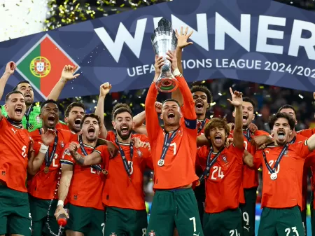 Espanha x Portugal: grandes jogos na história 13 cristiano ronaldo levanta a taca de portugal na liga das nacoes