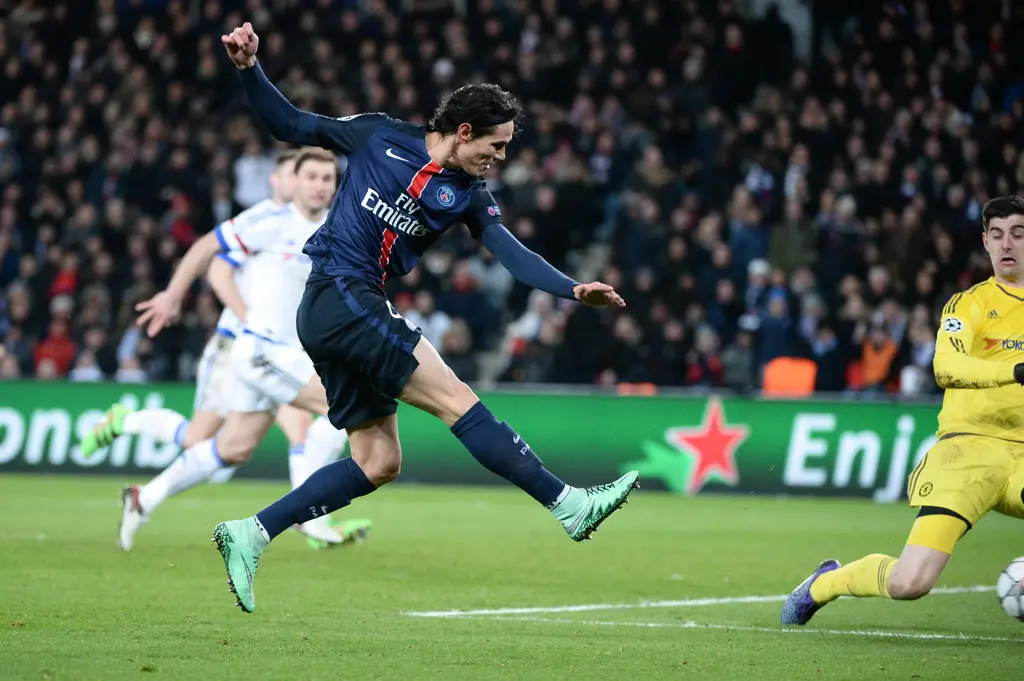 Chelsea x PSG - Grandes jogos na história 7 Zlatan Ibrahimovic of PSG scores his team s second goal past goalkeeper Thibaut Courtois of Chelsea