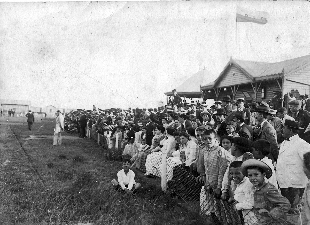 Racing club supporters 1909
