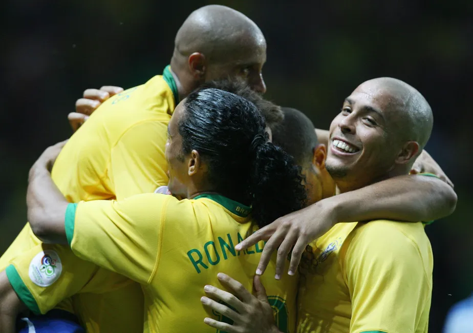preparacao da selecao brasileira de futebol para a copa 2006 ultimo treino do brasil antes da estreia kaka roberto carloisronaldinho e adrian