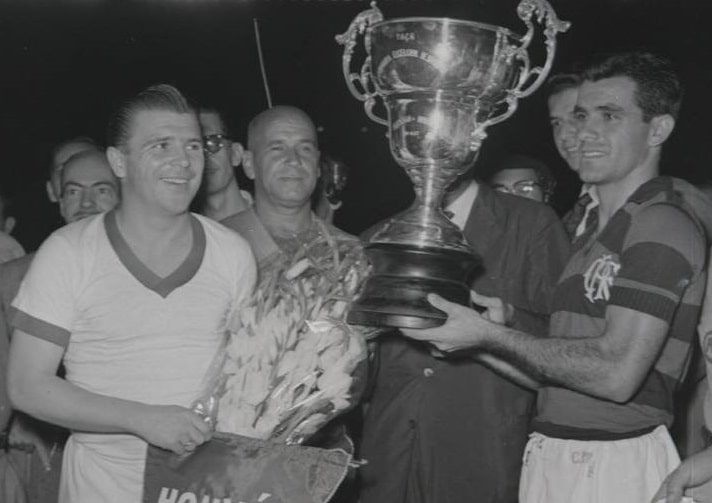 05. Com Puskas e a taca colocada em disputa contra o Honved
