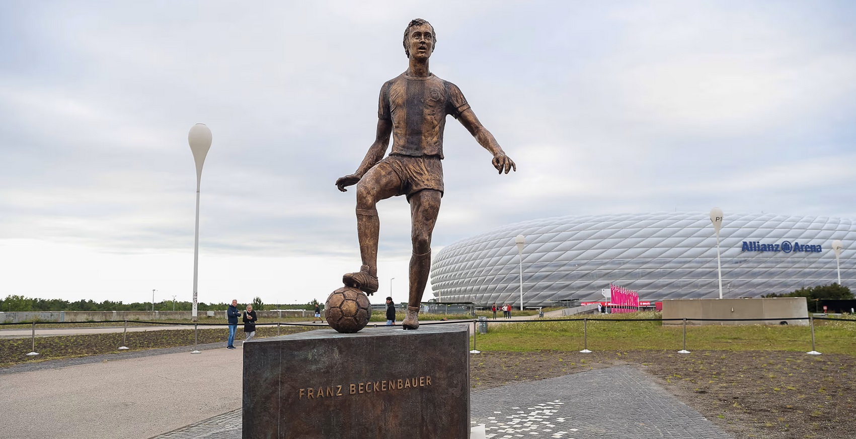 Estátua Beckenbauer em frente à Allianz Arena