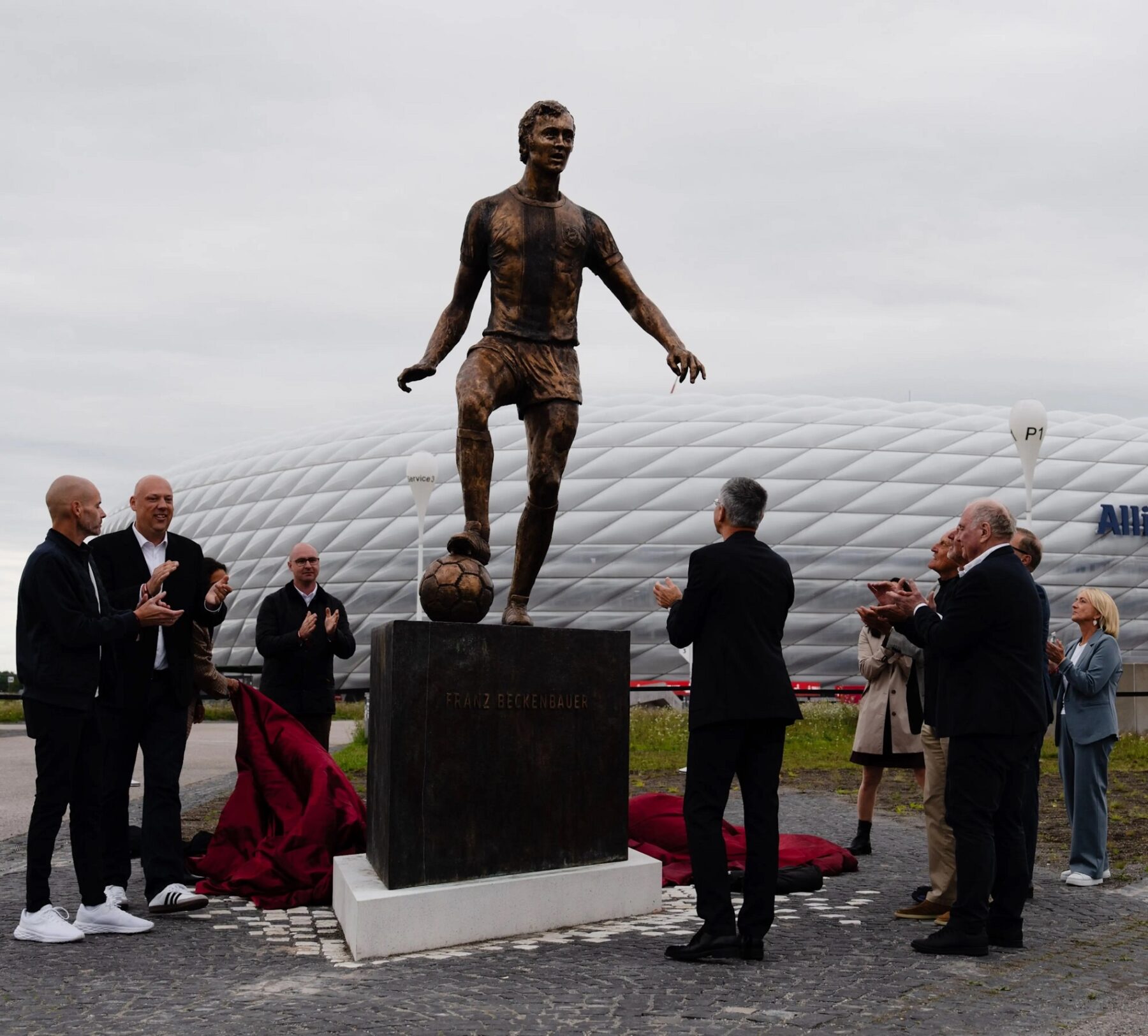 Estátua de Beckenbauer é inaugurada em frente à Allianz Arena