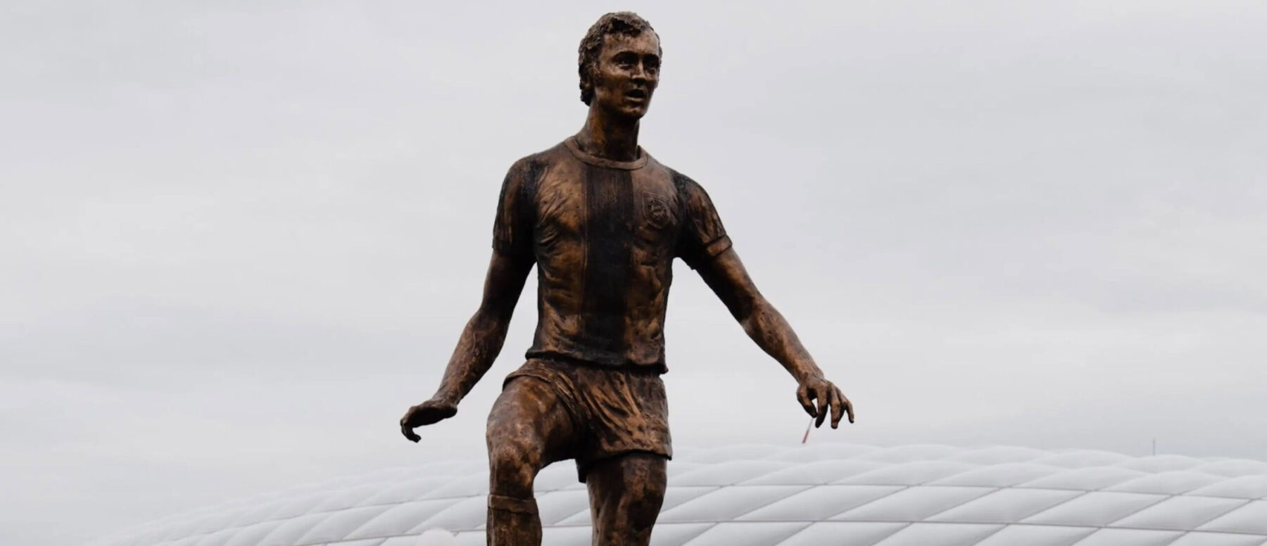 Estátua de Beckenbauer é inaugurada em frente à Allianz Arena Beckenbauer estátua Allianz Arena