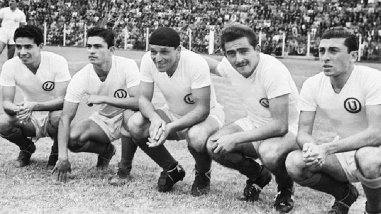 Lolo Fernández (centro) e seus companheiros do Universitario