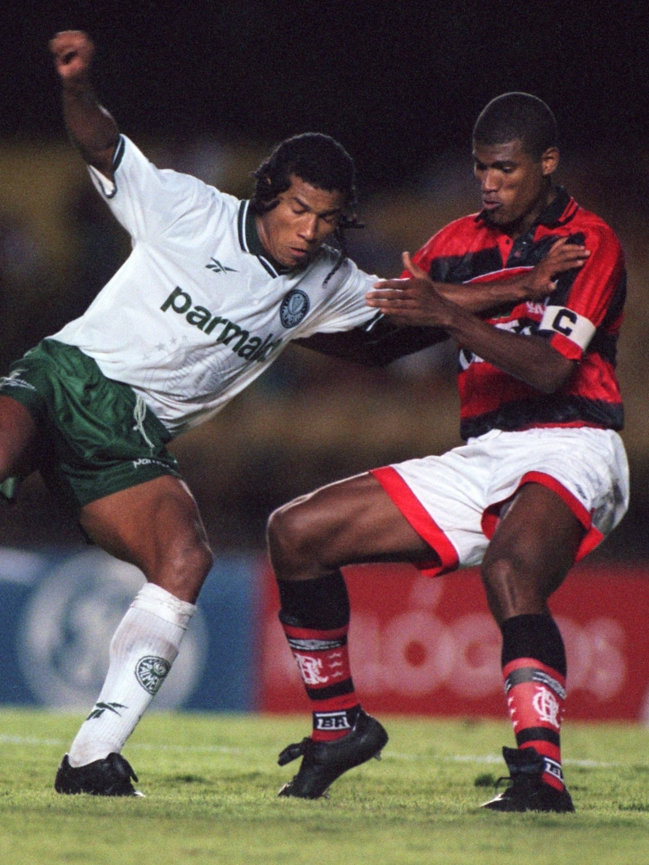 Oséas e Júnior Baiano em jogo entre Palmeiras e Flamengo em 1997