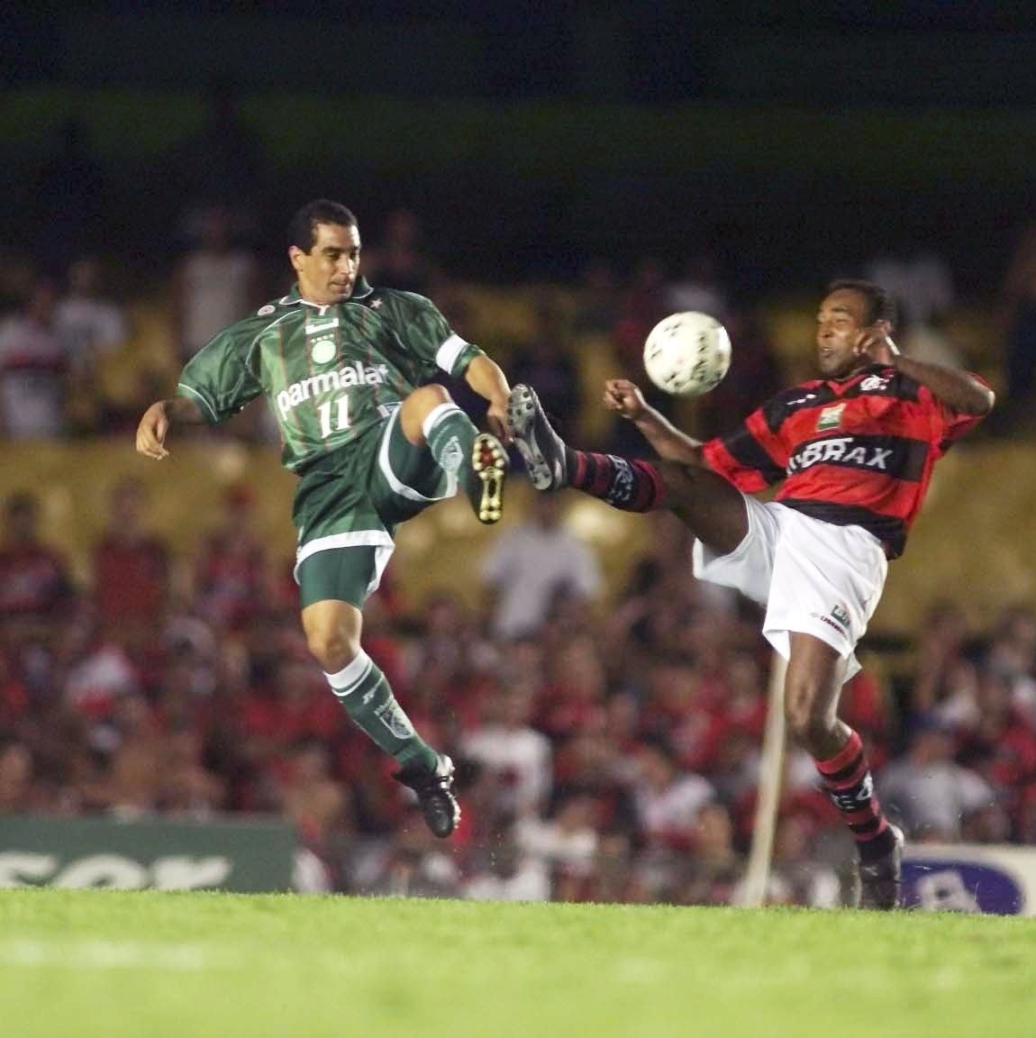 zinho e marcelo disputam lance na final da copa mercosul de 1999 entre palmeiras e flamengo