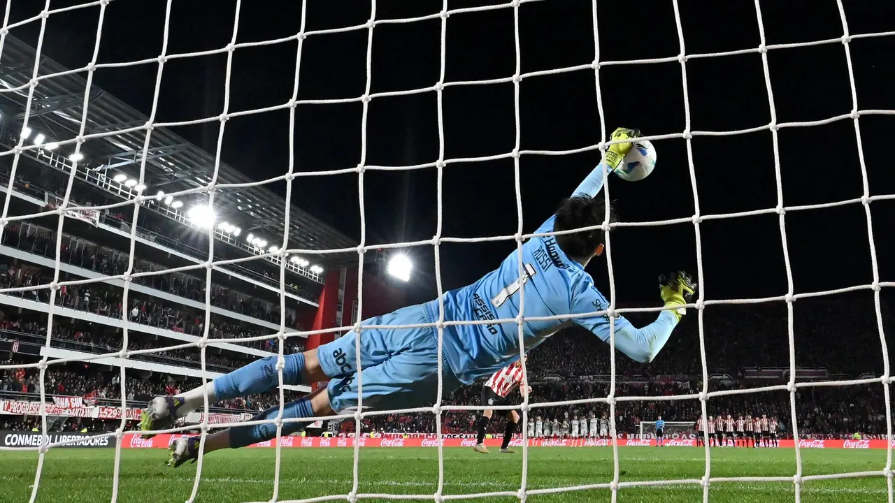 Rossi defendendo penalti em Estudiantes x Flamengo scaled aspect ratio 512 320