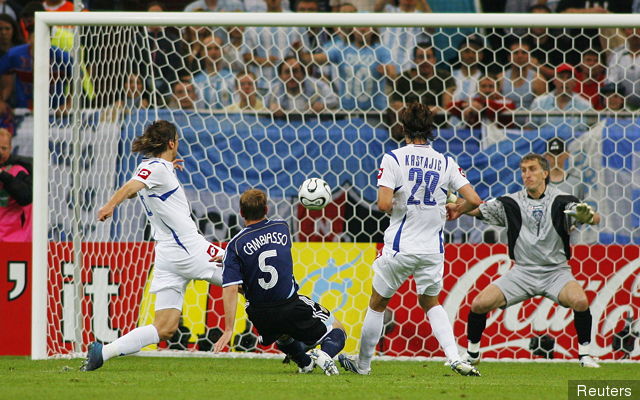 esteban cambiasso argentina scores their second goal against ser 212852