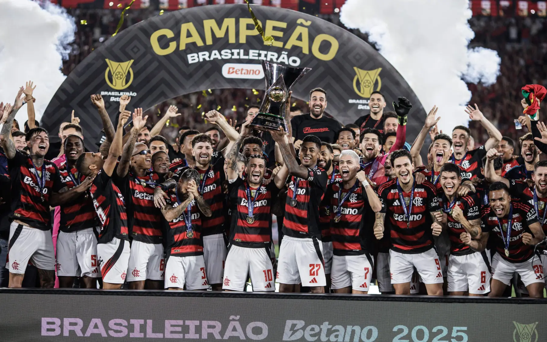 flamengo recebe trofeu de campeao brasileiro scaled aspect ratio 512 320 1