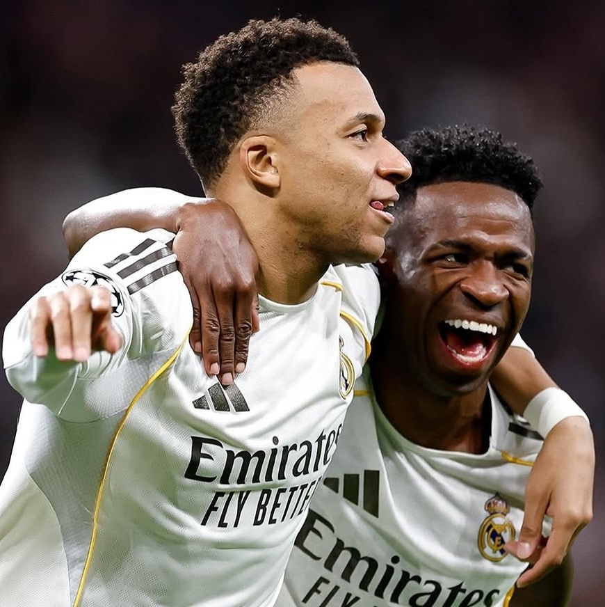 mbappe abraca vini jr apos marcar em real madrid x monaco confronto da champions league