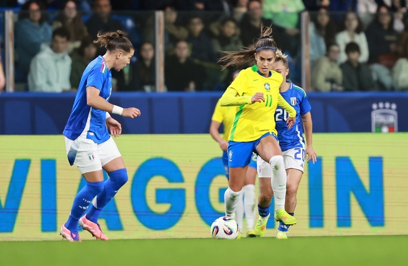 FIFA Series 2026 no Brasil: o que esperar e como chega a Seleção Feminina Jogadora da Seleção Brasileira Feminina disputa a bola com atletas da Itália em partida internacional de futebol feminino