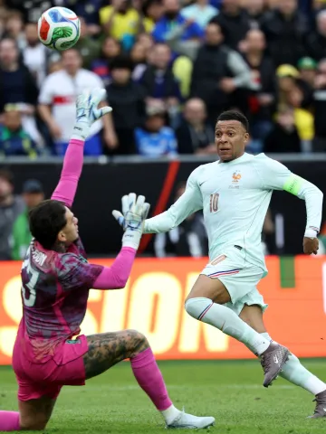 mbappe encobriu ederson para abrir o placar para a franca contra o brasil 1774558222411 v2