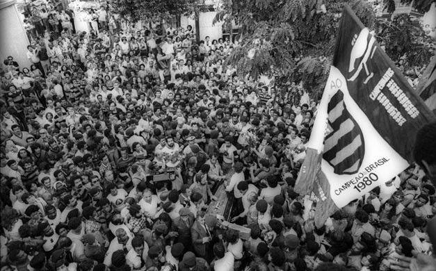 Torcedores no enterro coutinho fla