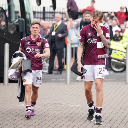 jogadores do hearts chorando apos a derrota para o celtic