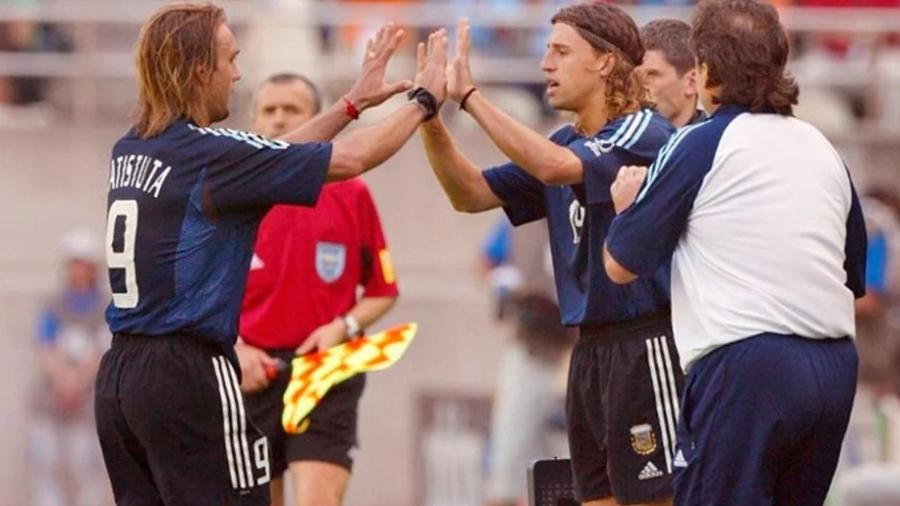 batistuta crespo e bielsa de costas em jogo da argentina pela copa de 2