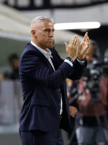 hernan crespo aplaude sao paulo em vitoria sobre o inter na vila belmiro 17648144