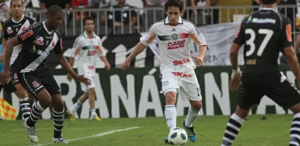 valdivia tenta jogada na partida contra o vasco neste domingo